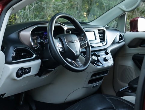 Used 2017 Chrysler Pacifica Touring-L image 9