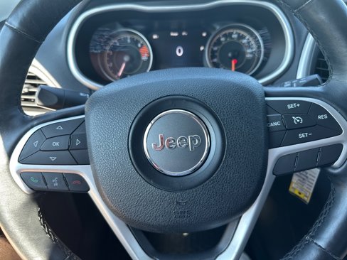 Used 2017 Jeep Cherokee Trailhawk image 12