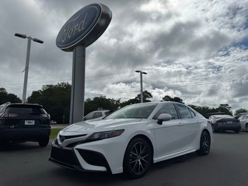 Used 2023 Toyota Camry SE image 1