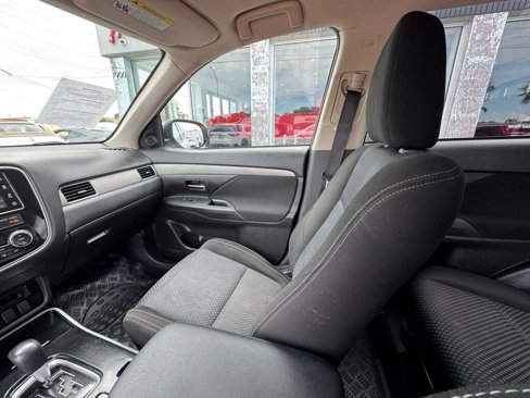 Used 2017 Mitsubishi Outlander SE image 18