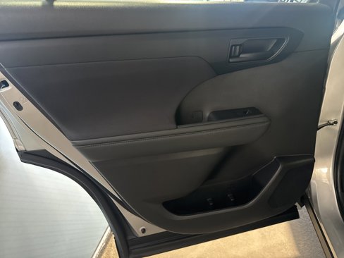 Used 2022 Toyota Highlander LE image 25