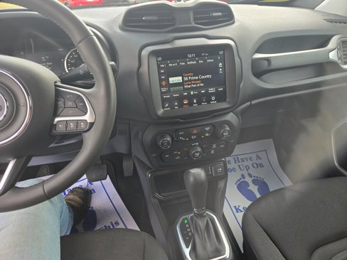 Used 2020 Jeep Renegade Latitude w/ UConnect 8.4 Nav Group image 9