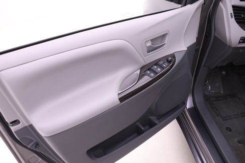 Used 2015 Toyota Sienna L image 8
