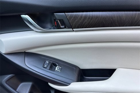 Used 2020 Honda Accord Touring image 19