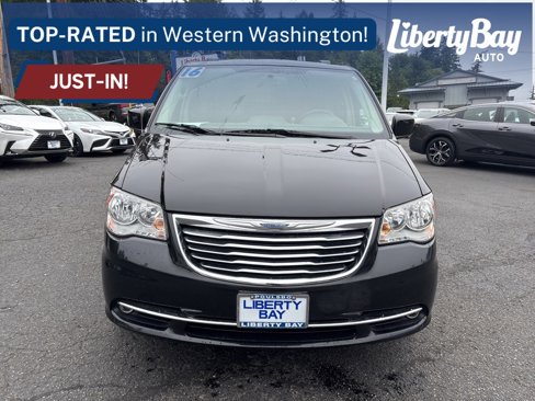 Used 2016 Chrysler Town & Country Touring image 2