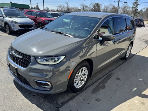 Used 2023 Chrysler Pacifica Touring-L image 7