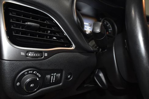 Used 2019 Jeep Cherokee Limited image 29