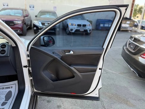 Used 2014 Volkswagen Tiguan SE image 24