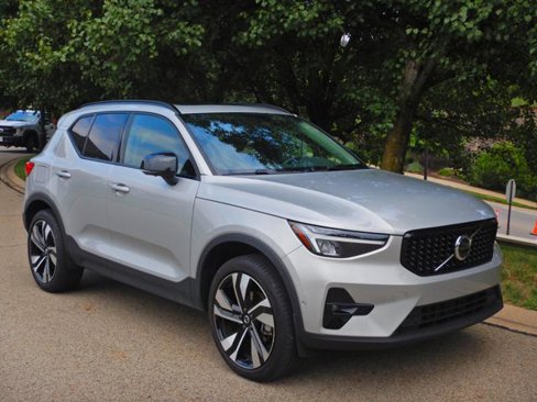 Used 2025 Volvo XC40 B5 Plus image 3