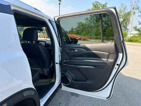 Used 2024 Chevrolet Traverse RS image 30