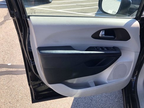 Used 2017 Chrysler Pacifica Touring image 20