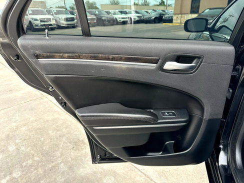 Used 2018 Chrysler 300 Limited image 28