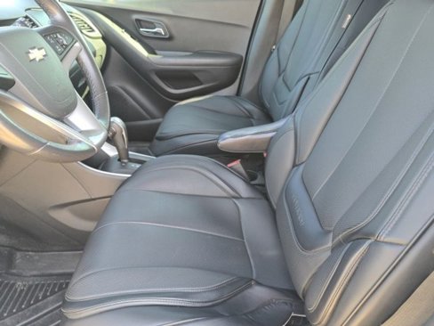 Used 2020 Chevrolet Trax LT w/ LT Convenience Package image 9