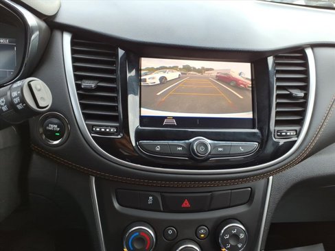 Used 2022 Chevrolet Trax LT w/ LT Convenience Package image 16