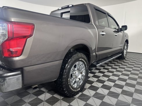Used 2017 Nissan Titan SV image 4