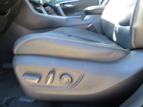 Used 2021 Toyota RAV4 XLE Premium image 16