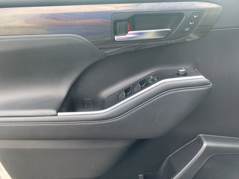 Used 2022 Toyota Highlander Limited image 11