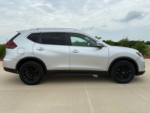 Used 2018 Nissan Rogue SV image 4