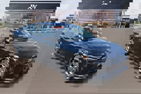 New 2025 Kia K4 LXS image 1