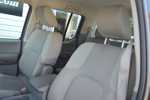 Used 2010 Nissan Frontier SE image 12
