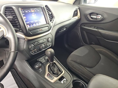 Used 2017 Jeep Cherokee Latitude w/ Cold Weather Group image 21