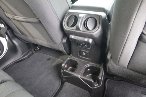 Used 2018 Jeep Wrangler Unlimited Sahara image 29