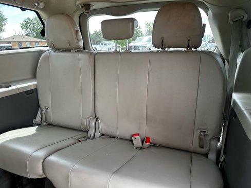 Used 2012 Toyota Sienna XLE image 30
