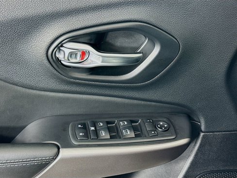 Used 2021 Jeep Cherokee Latitude Lux w/ Comfort/Convenience Group image 17