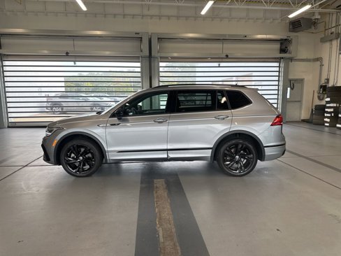 Used 2024 Volkswagen Tiguan SE R-Line image 2