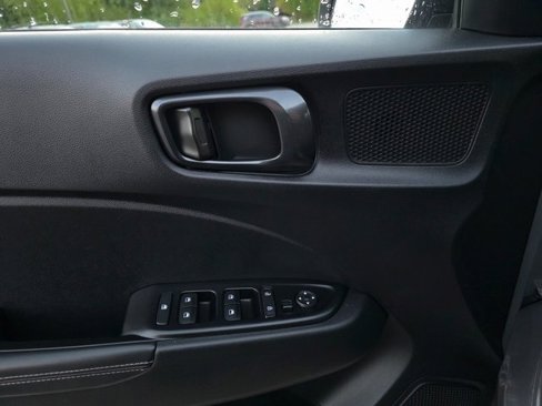 Used 2022 Hyundai Venue Limited image 25