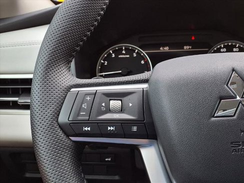New 2025 Mitsubishi Outlander SE image 18