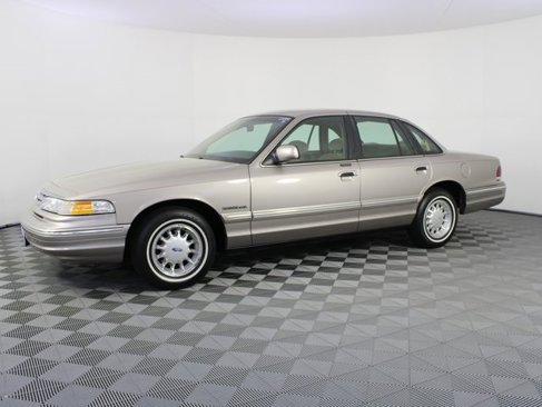 Used 1995 Ford Crown Victoria LX image 2