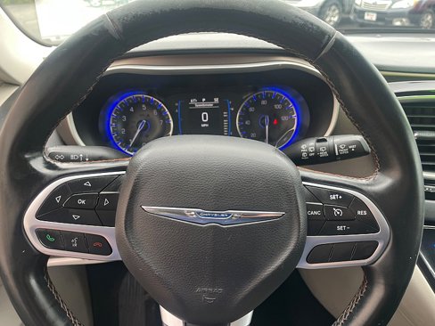 Used 2017 Chrysler Pacifica Touring-L image 28