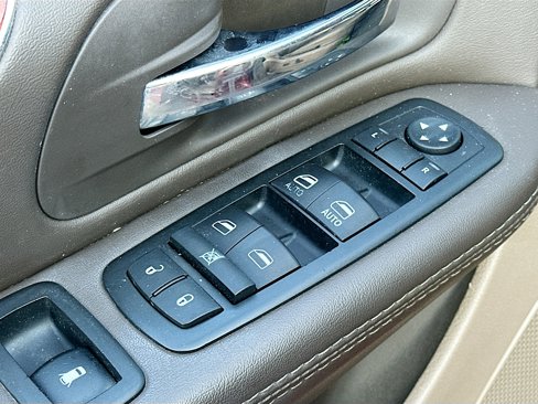 Used 2014 Chrysler Town & Country Touring w/ Driver Convenience Group image 8