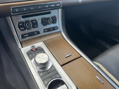 Used 2015 Jaguar XF Portfolio image 19