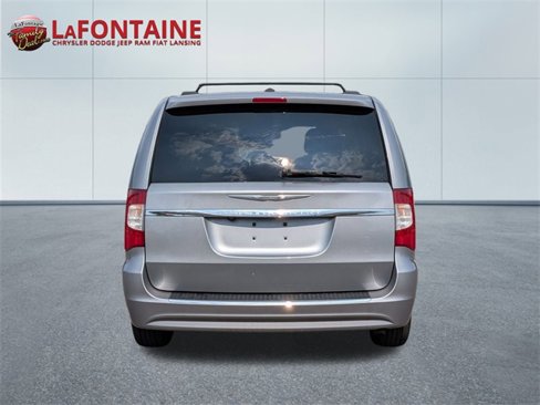 Used 2014 Chrysler Town & Country Touring image 4