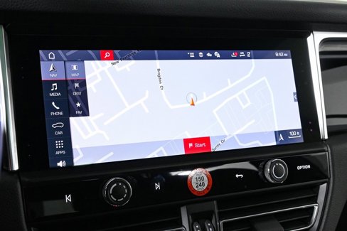 Certified 2025 Porsche Macan image 15