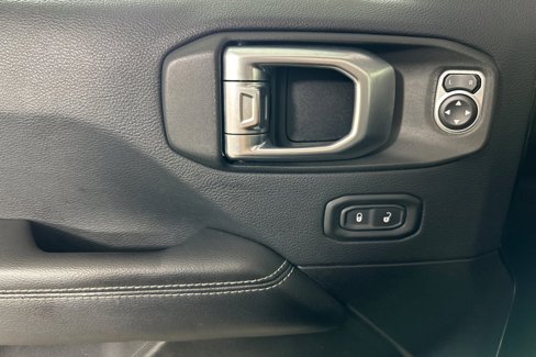Used 2019 Jeep Wrangler Unlimited Sahara image 10