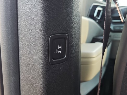 Used 2022 Kia Carnival EX image 17