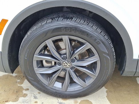 Used 2022 Volkswagen Tiguan SE image 28