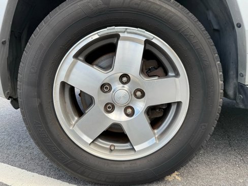 Used 2010 Jeep Commander Sport image 26