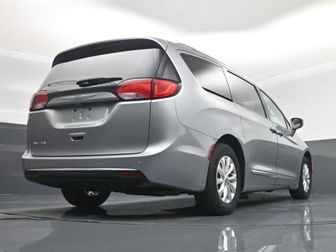 Used 2019 Chrysler Pacifica Touring-L image 40