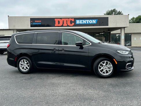 Used 2023 Chrysler Pacifica Touring-L image 4