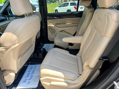 Used 2024 Jeep Grand Cherokee L Limited image 19