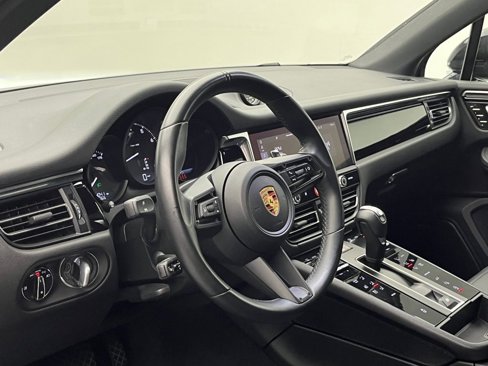 Certified 2024 Porsche Macan image 4