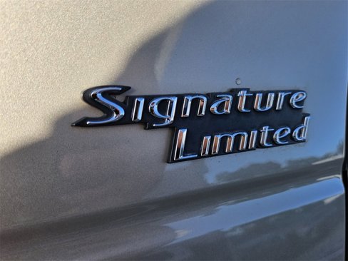 Used 2008 Lincoln Town Car Signature Limited image 14
