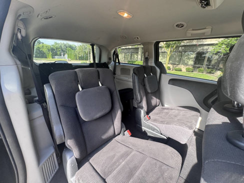 Used 2018 Dodge Grand Caravan SE w/ UConnect Hands-Free Group image 21