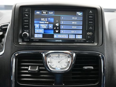 Used 2015 Chrysler Town & Country Touring-L w/ Driver Convenience Group image 16