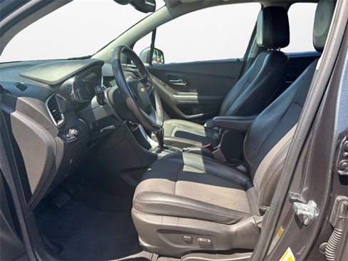 Used 2017 Chevrolet Trax LT w/ LT Convenience Package image 9
