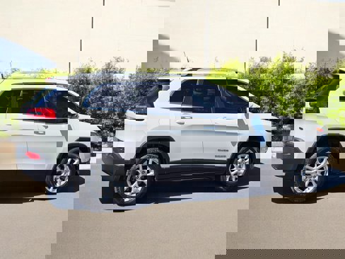 Used 2018 Jeep Cherokee Latitude Plus image 6